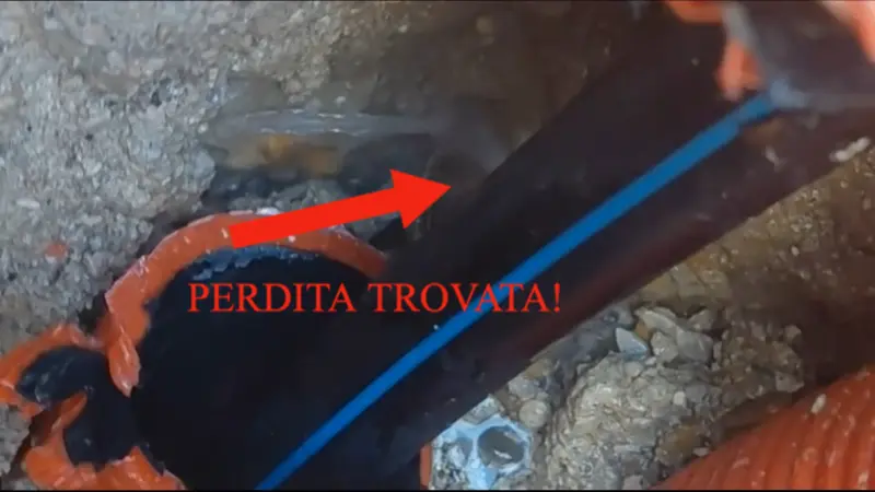 Tecnico specializzato localizza una perdita d'acqua occulta sotto il cemento a Pesaro utilizzando geofono e gas tracciante